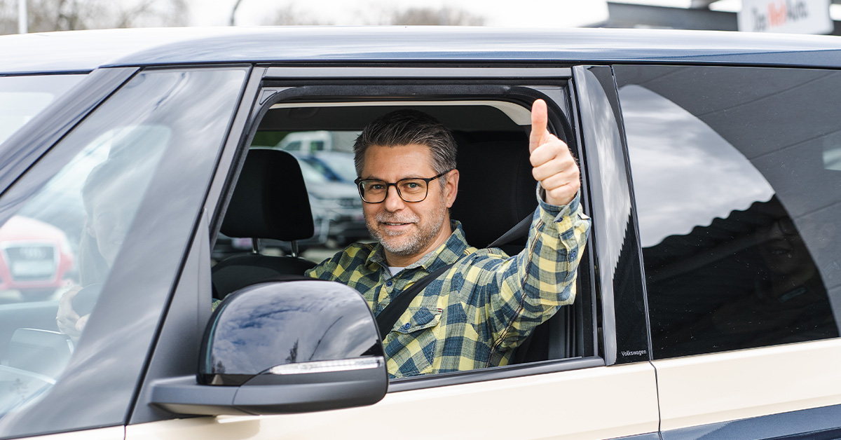 Hände am VW Lenkrad