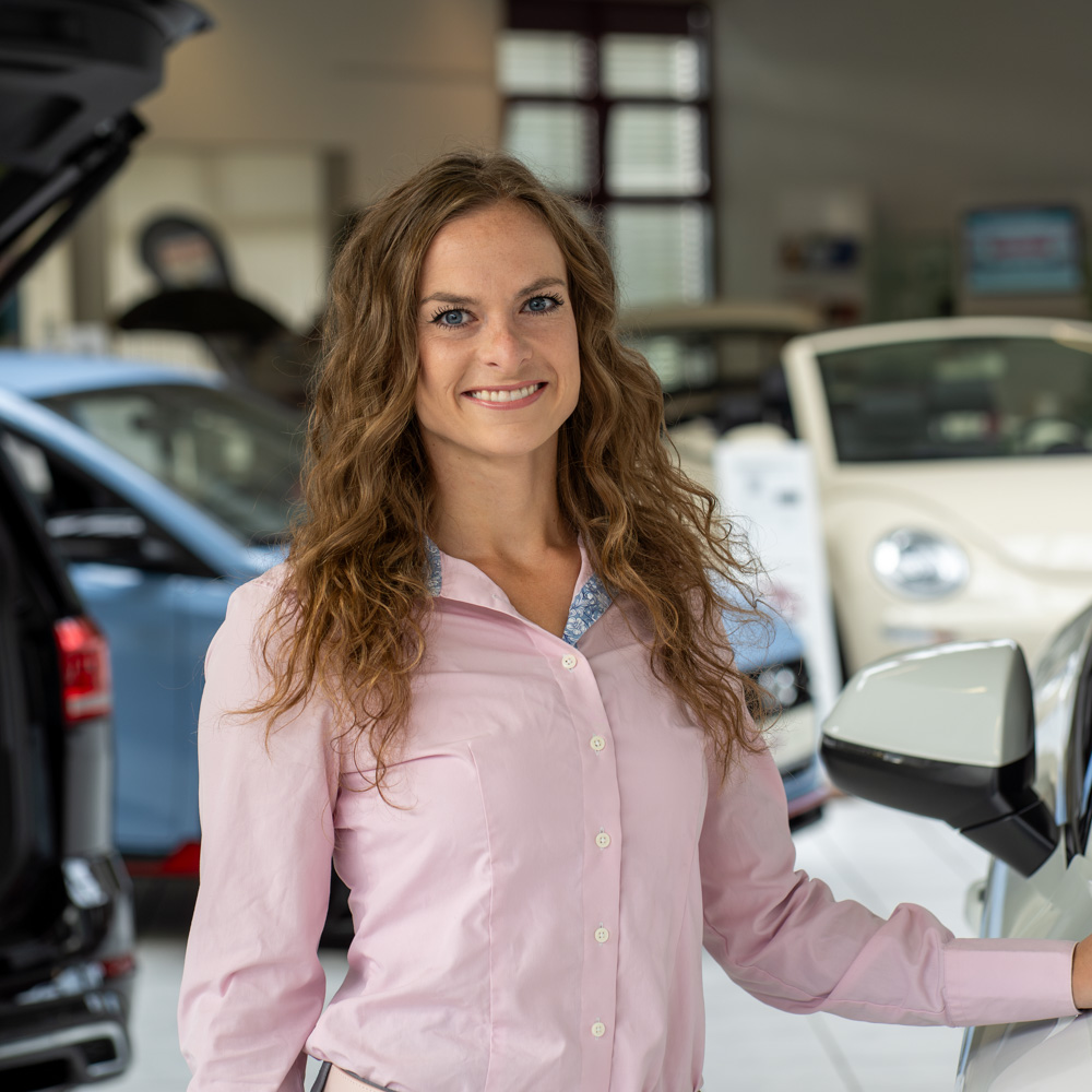 Hände am VW Lenkrad
